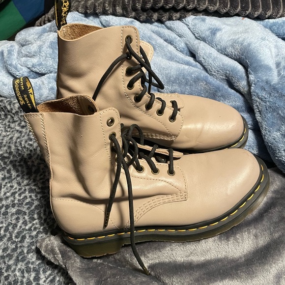 Cream Dr. Martens - Picture 3 of 4
